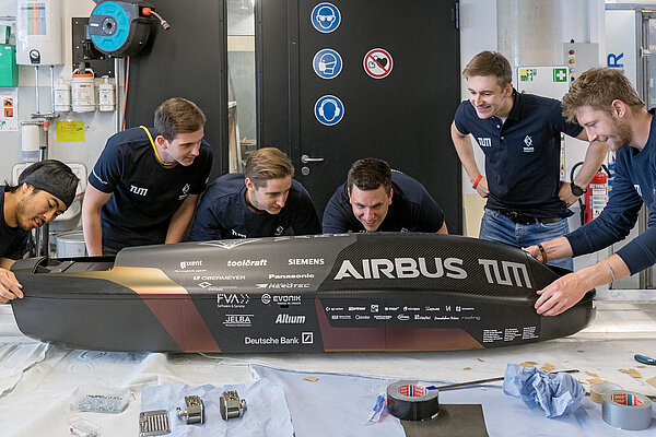 WARR Hyperloop-Team mit dem Pod III (Bild: Heddergott / TUM)